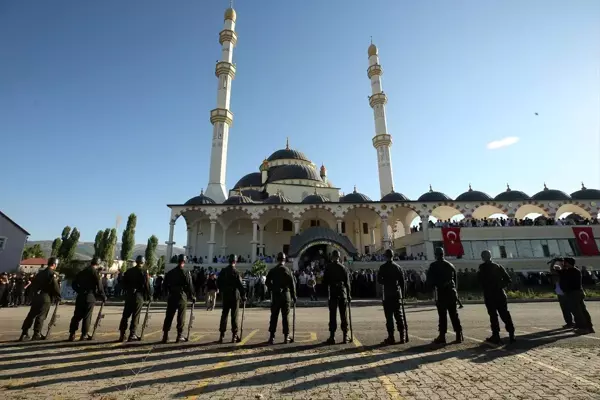 MUŞ-ŞEHİT SELÇUK'UN CENAZESİ MEMLEKETİ MUŞ'TA TOPRAĞA VERİLİYOR