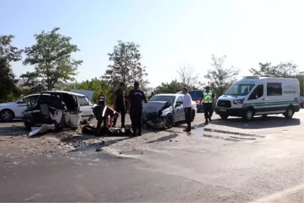 Gaziantep'te kafa kafaya çarpışan otomobillerde 1 ölü, 5 yaralı