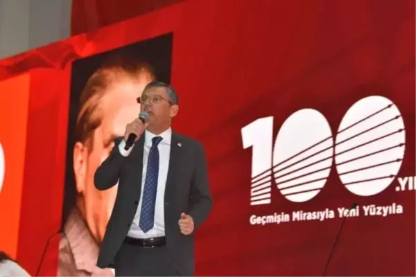 Özgür Özel: CHP'yi ayağa kaldırmak için babaevinden helallik almaya geldim