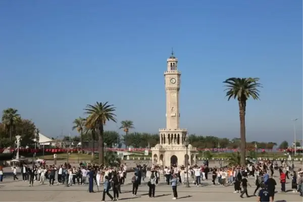 İzmir'de Cumhuriyetin 100. Yılı Kutlamalarında Zeybek Gösterisi