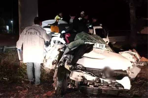 Bursa'da Beton Aydınlatma Direğine Çarpan Otomobil Kazasında 3 Genç Hayatını Kaybetti