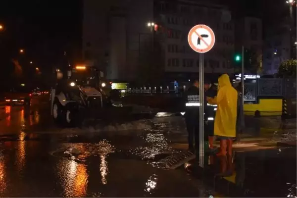 Fatsa'da Şiddetli Sağanak Yağış Hayatı Olumsuz Etkiledi