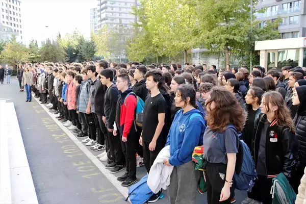 İSRAİL'in Filistin'e yönelik saldırılarında hayatını kaybedenler için tüm okullarda saygı duruşu yapıldı