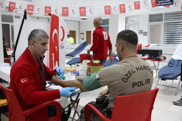 Türk Kızılay ve Edirne Emniyet Müdürlüğü Lösemili Çocuklar Haftası için kan ve kök hücre bağışı kampanyası düzenledi