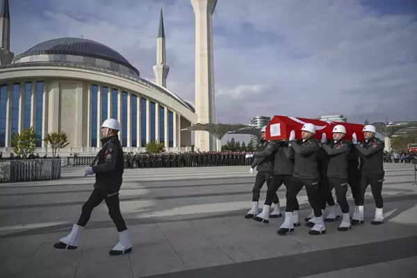 Trafik kazasına müdahale ederken başka bir otomobilin çarpması sonucu şehit olan bekçi Ankara'da defnedildi