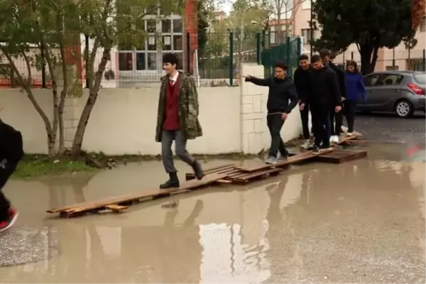 Keşan Lisesi'nin bahçesi sağanak nedeniyle su altında kaldı