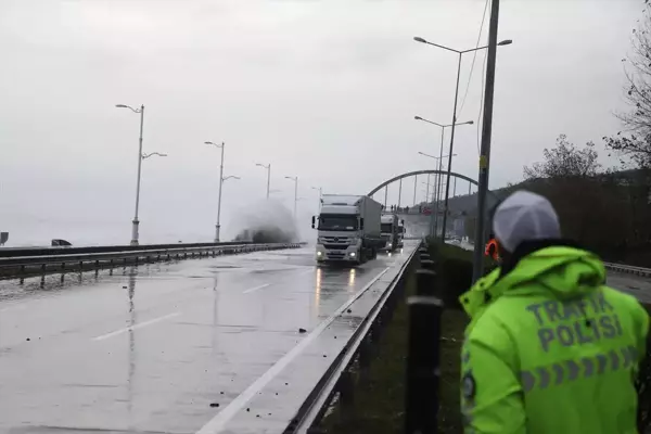 Rize'de Dev Dalgalar Nedeniyle Karadeniz Sahil Yolu Trafiğe Kapatıldı