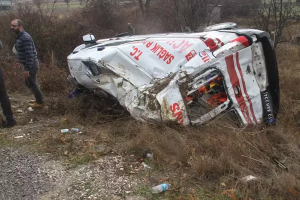 Konya'da ambulans kazası sonrası kamyon şarampole devrildi, 6 kişi yaralandı