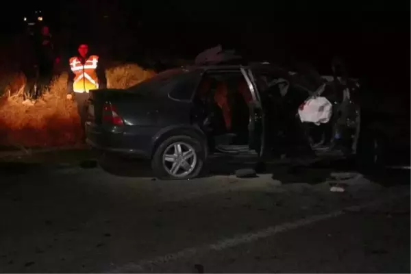 Nevşehir'de kafa kafaya çarpışan otomobillerde 2 ölü, 3 yaralı