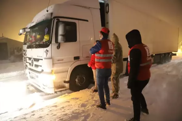 Karla kaplı Şırnak'ta yol açma çalışmaları devam ediyor