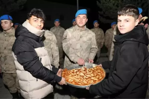 Erzincan'da Gençlerden Güvenlik Güçlerine Tatlı İkramı