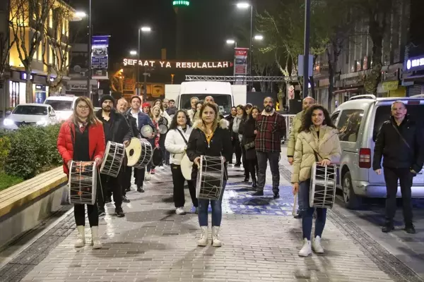 Uşak'ta Öğretmenler Sahura Davul Çalarak Vatandaşları Uyandırdı