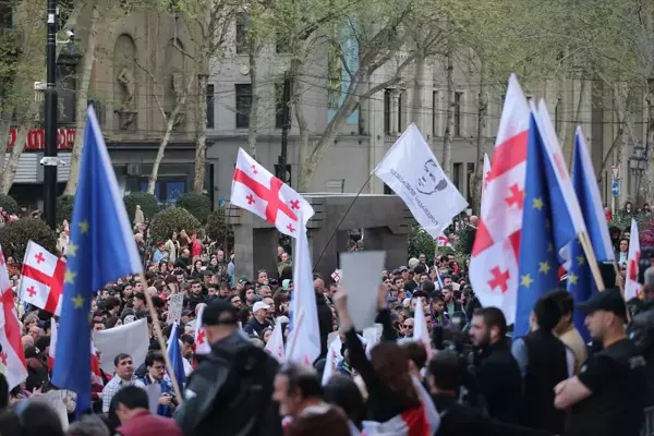 Gürcistan parlamentosunda yumruk yumruğa kavga