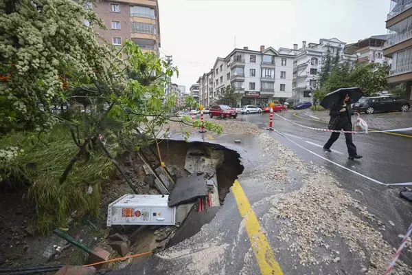 Ankara'da dün etkili olan sağanak nedeniyle Yenimahalle'de yol çöktü