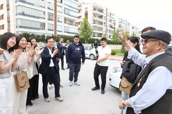 Kore Savaşı'na katılan Konyalı gaziye Korelilerden saygı gösterisi: Önünde eğildiler