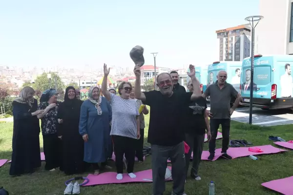 Bağcılar Belediyesi Yaşlılar İçin Kahkaha Seansı Düzenledi