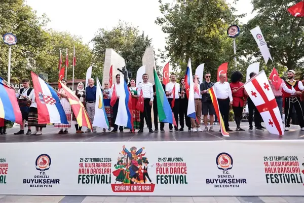 Denizli'de Uluslararası Halk Dansları Festivali Kortej Yürüyüşüyle Başladı