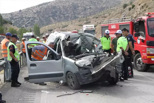 Manisa'da Tırla Çarpışan Hafif Ticari Araçta Sürücü Hayatını Kaybetti