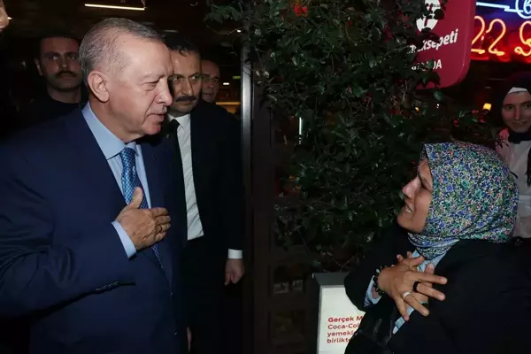 Cumhurbaşkanı Erdoğan Çengelköy'de vatandaşlarla sohbet etti