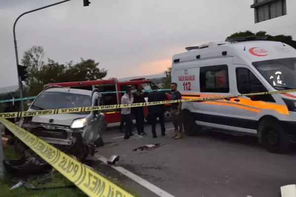 Van'da hafif ticari araç ile çöp kamyoneti çarpıştı: 1 ölü, 4 yaralı