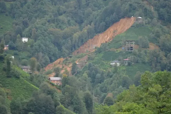 Rize'de Sağanak Dolu Heyelan, İki Boş Evi Toprak Altında Bıraktı