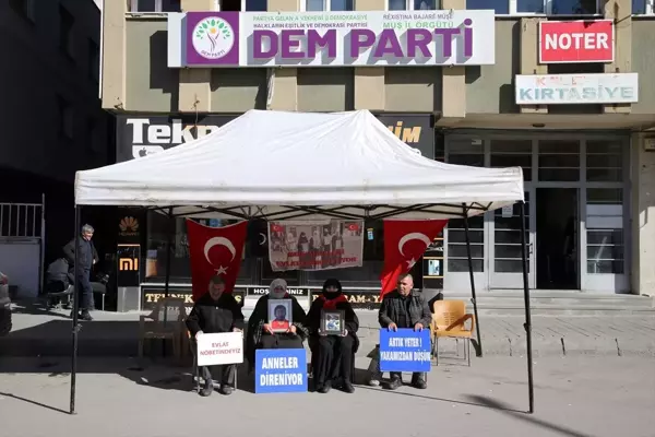 Muş'ta PKK'dan Çocuklarını Kurtarmak İsteyen Ailelerin Eylemi Devam Ediyor