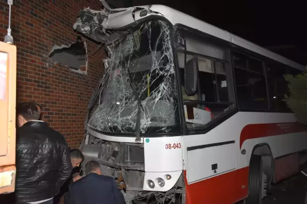 İzmir'de belediye otobüsü alışveriş merkezinin bahçesine uçtu: 1 yaralı