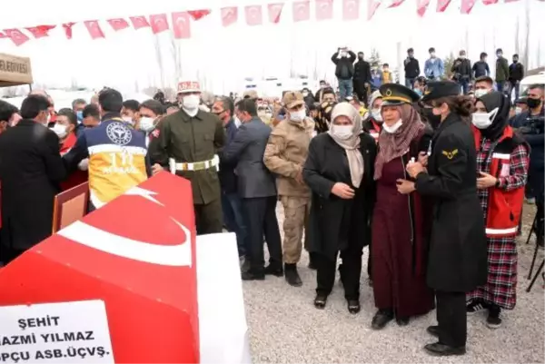 Şehit annesi: Yiğidim, şehidim, dimdik ayaktayım