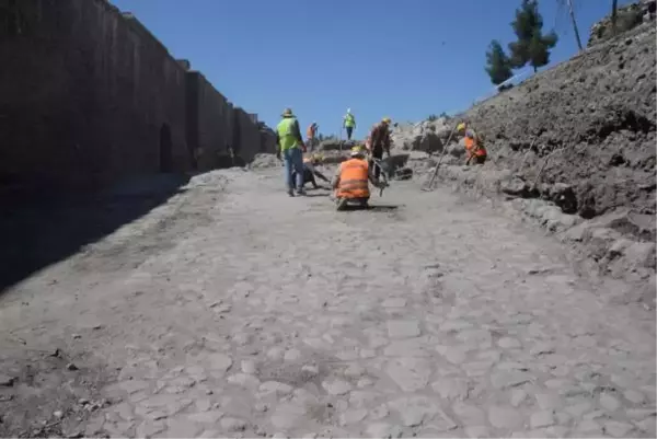 AMİDA HÖYÜK'TEKİ ROMA SARAYI'NIN 'KRAL YOLU' GÜN YÜZÜNE ÇIKARILDI