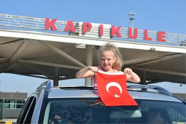 KAPIKULE'DE GURBETÇİLERİN 'BAYRAM' YOĞUNLUĞU