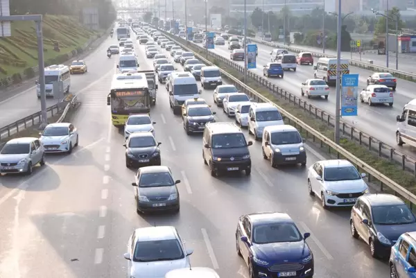 İstanbul'da trafik yoğunluğu yaşanıyor (2)