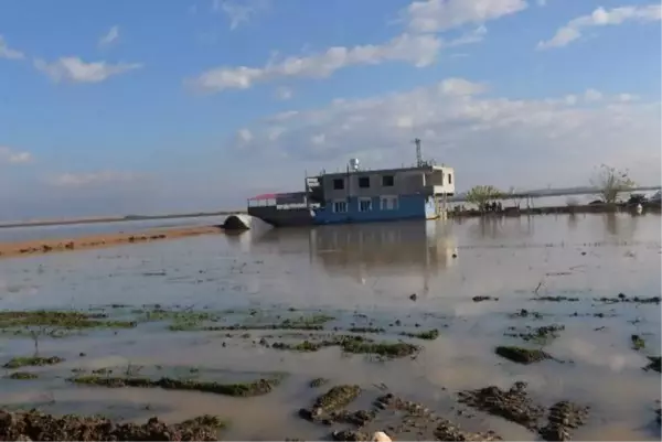 HATAY'DA ARAZİLER SU ALTINDA KALDI