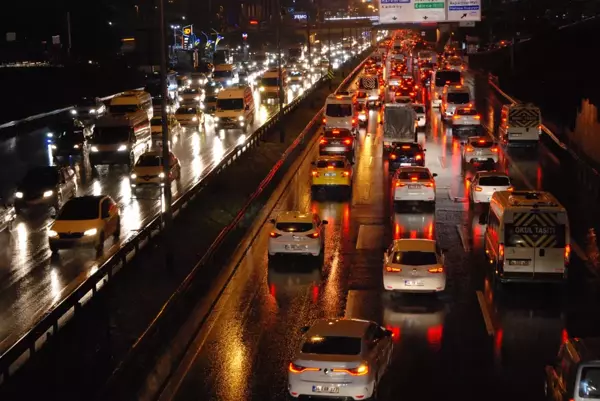 Yağış sonucu trafik yoğunluğu yüzde 90'a çıktı (2)