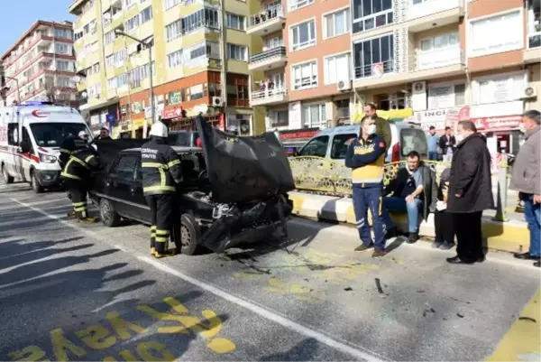 YAYALARA YOL VERMEK İÇİN DURAN OTOMOBİLE ARKADAN GELEN ARAÇ ÇARPTI: 2 YARALI