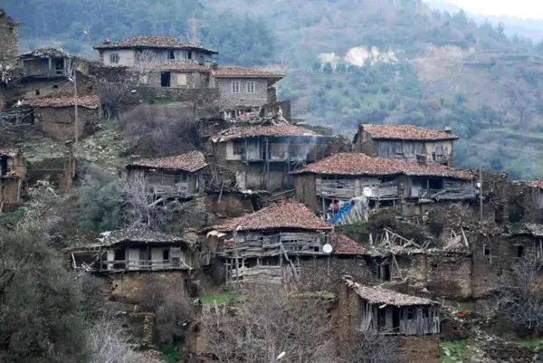 Terk edilmiş köy Lübbey'in başı Youtuber'lar ile dertte