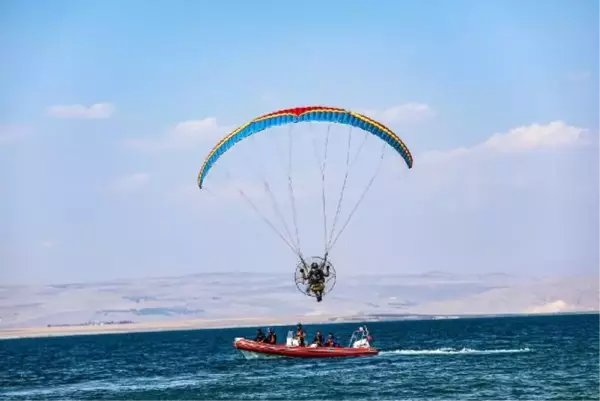 Van'da Yamaç Paraşütü ve Paramotor Şampiyonası Başladı