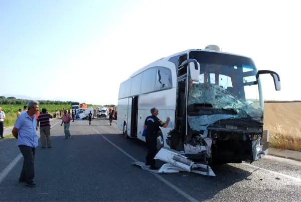 Manisa'da feci kaza: 6 ölü, 22 yaralı