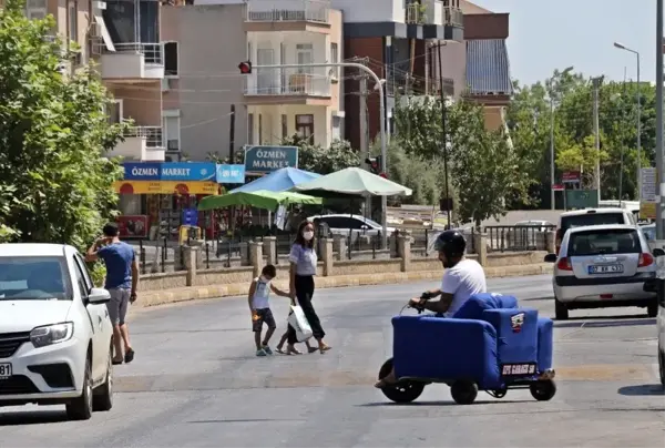 Koltuktan motosiklet yaptı, gören dönüp bir daha bakıyor