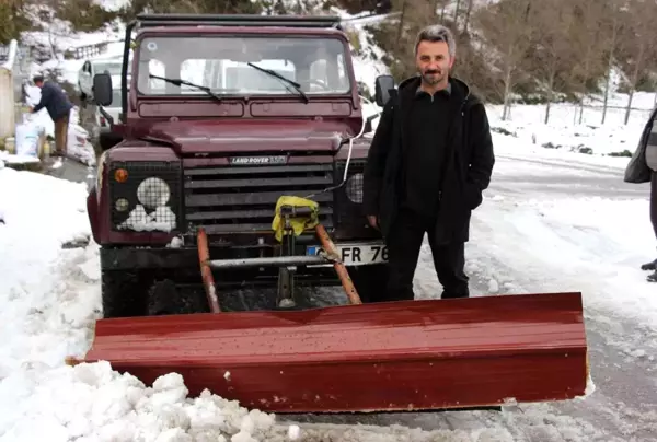 Kendi yaptığı kar küreme aracıyla mahallenin yollarını açtı