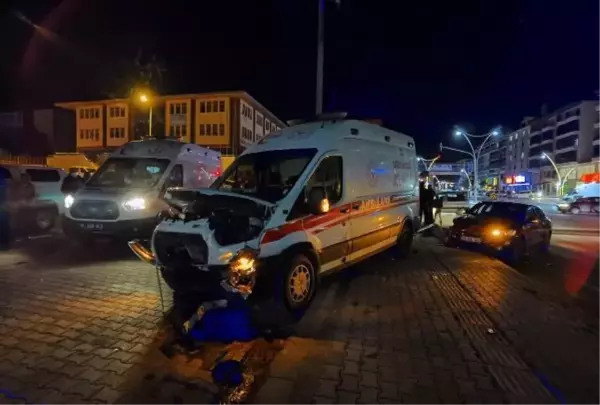 HASTA TAŞIYAN AMBULANSLA KIRMIZI IŞIKTA GEÇERKEN OTOMOBİLLE ÇARPIŞTI: 6 YARALI