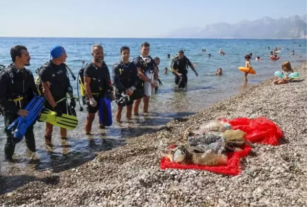 Konyaaltı Sahili'nde Deniz ve Kıyı Temizliği Yapıldı