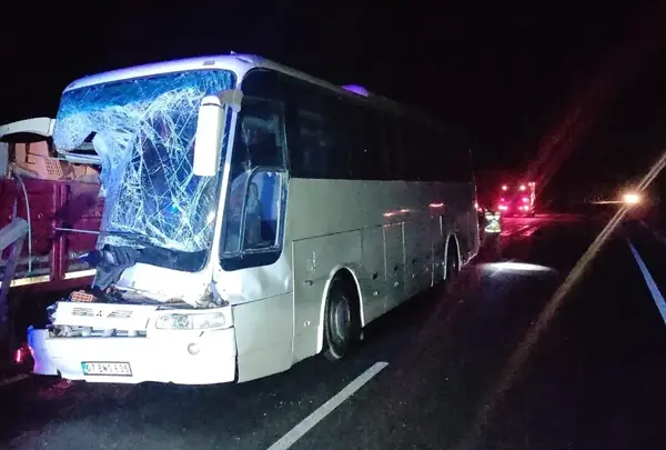 Burdur'da yolcu otobüsü ile kamyon çarpıştı: 2 yaralı