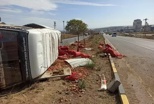 Başkent'te minibüs devrildi, yol soğan tarlasına döndü