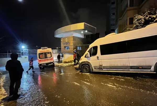 Yokuştan inerken kayan tırın çarptığı minibüs, hasta bekleyen ambulansa çarptı