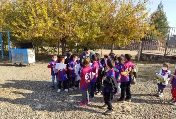 Trabzonspor yönetiminden, Diyarbakır'ın 'Trabzonsporlu köyüne' forma hediyesi