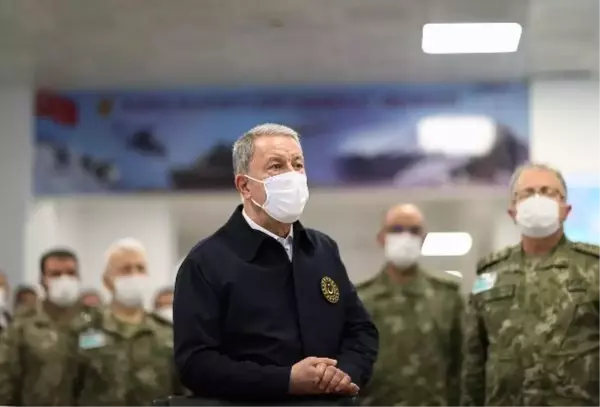 Bakan Akar'ın Kara Kuvvetleri Harekat Merkezi'ndeki yoğun mesaisi