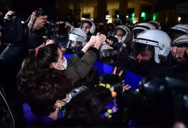 Son dakika haberleri... İstiklal Caddesinde izinsiz yürüyüş yapmak isteyen kadınları polis durdurdu