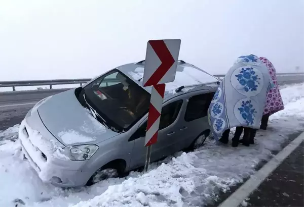 Kardan kapanan yollarda mahsur kalan vatandaşlar kurtarıldı