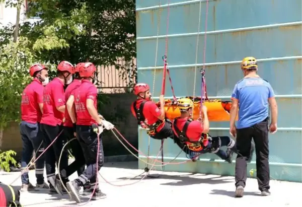 VAN'DA GERÇEĞİ ARATMAYAN DEPREM TATBİKATI