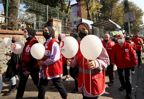 Kızılay Haftası Üsküdar'da yürüyüşle kutlandı